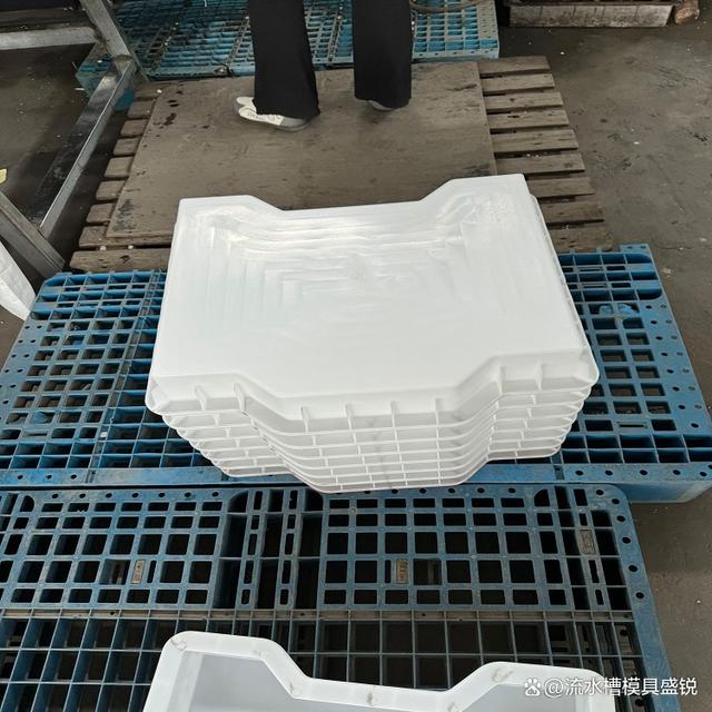 预制盖板塑料模具的脱模工艺全解析